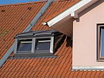 náhled mansardové střešní okno je oplechováním chráněno před nepřízní počasí