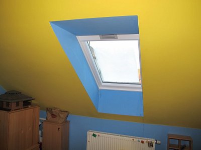 nové střešní okno jsme napasovali na původní obklad